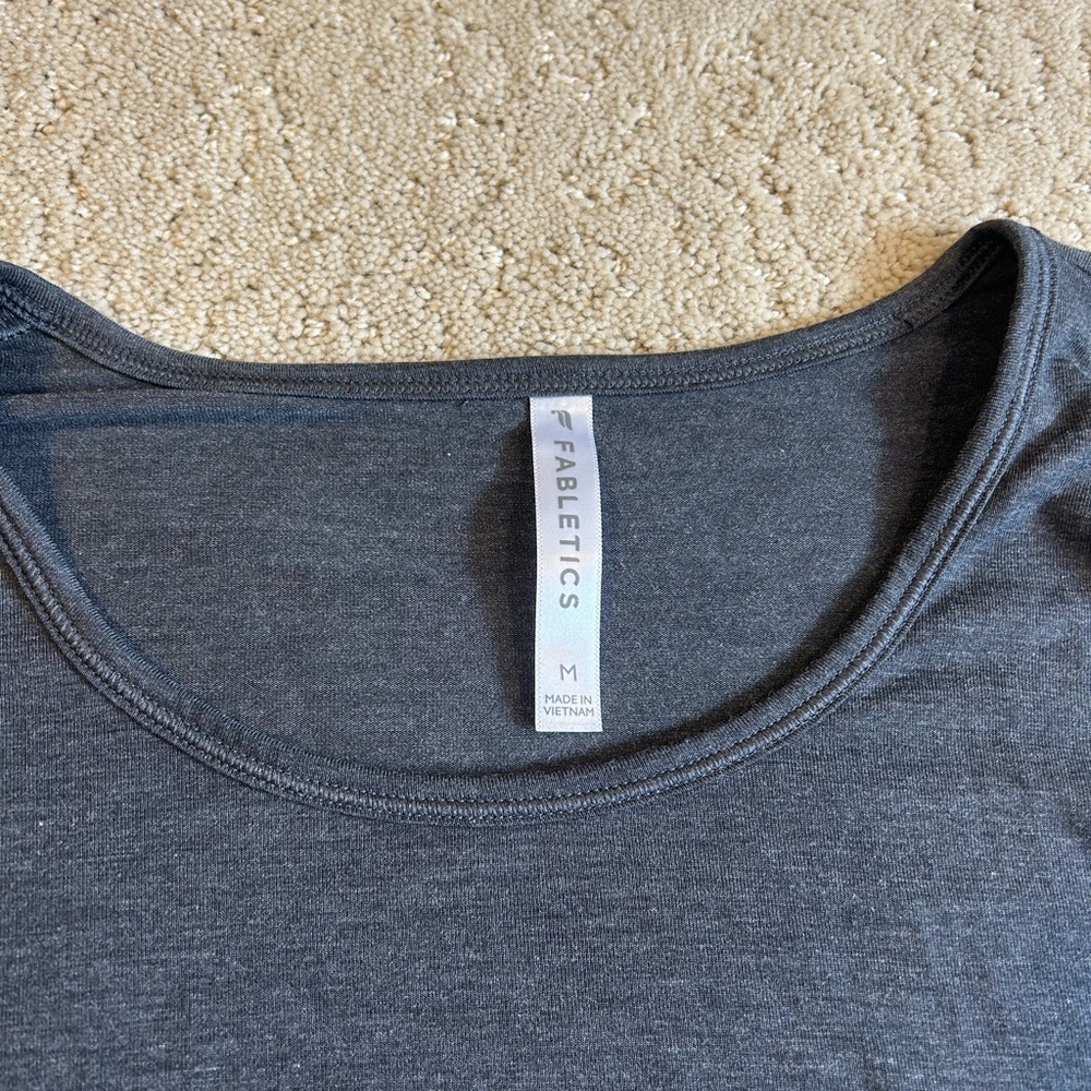 Fabletics Women’s Gray‎ Long Sleeves Lightweight Top Size Medium - Picture 3 of 7